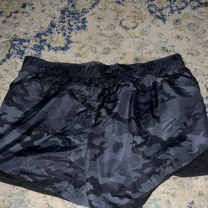 Black camo shorts. XL.